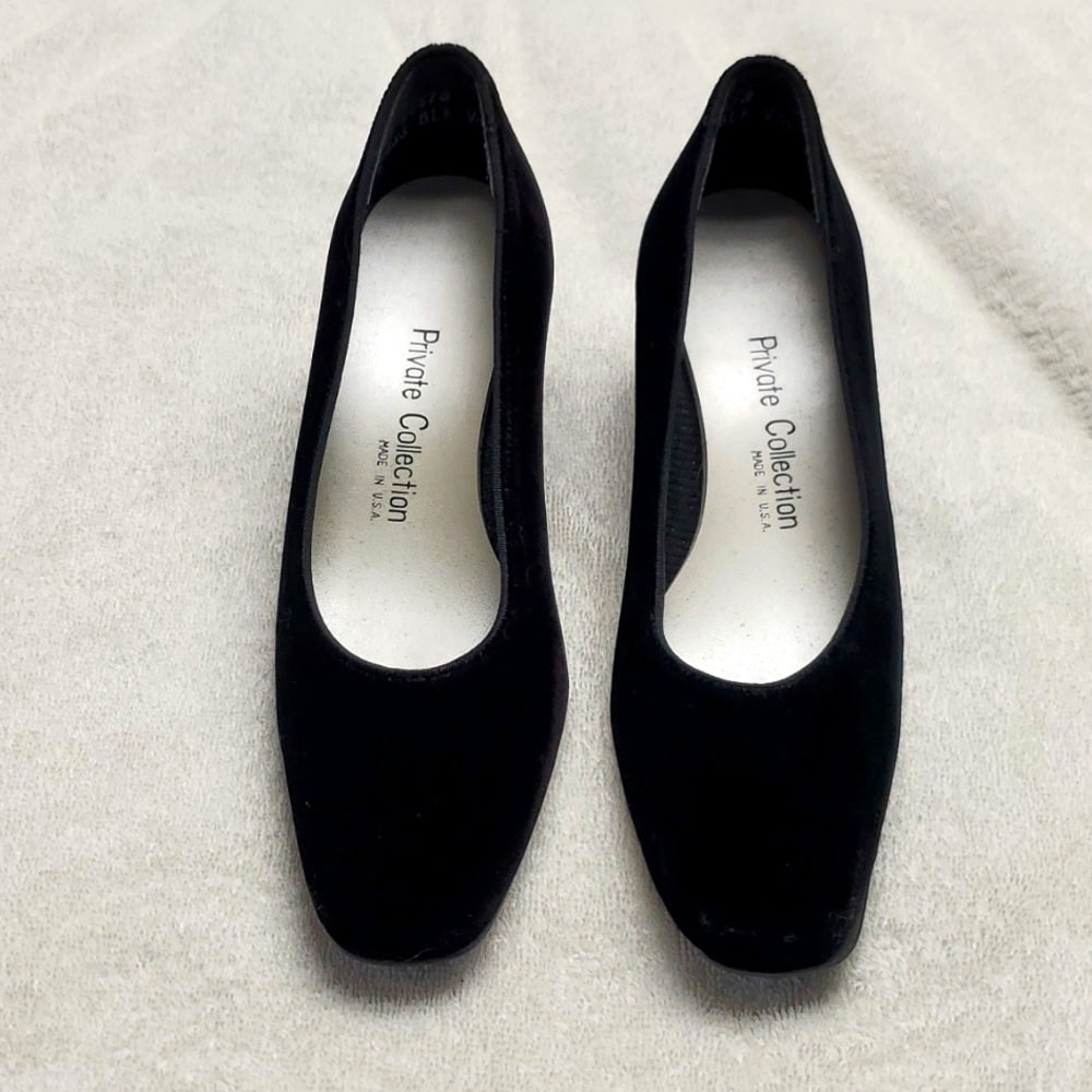 Private Collection velvet pump, size 5.5, black